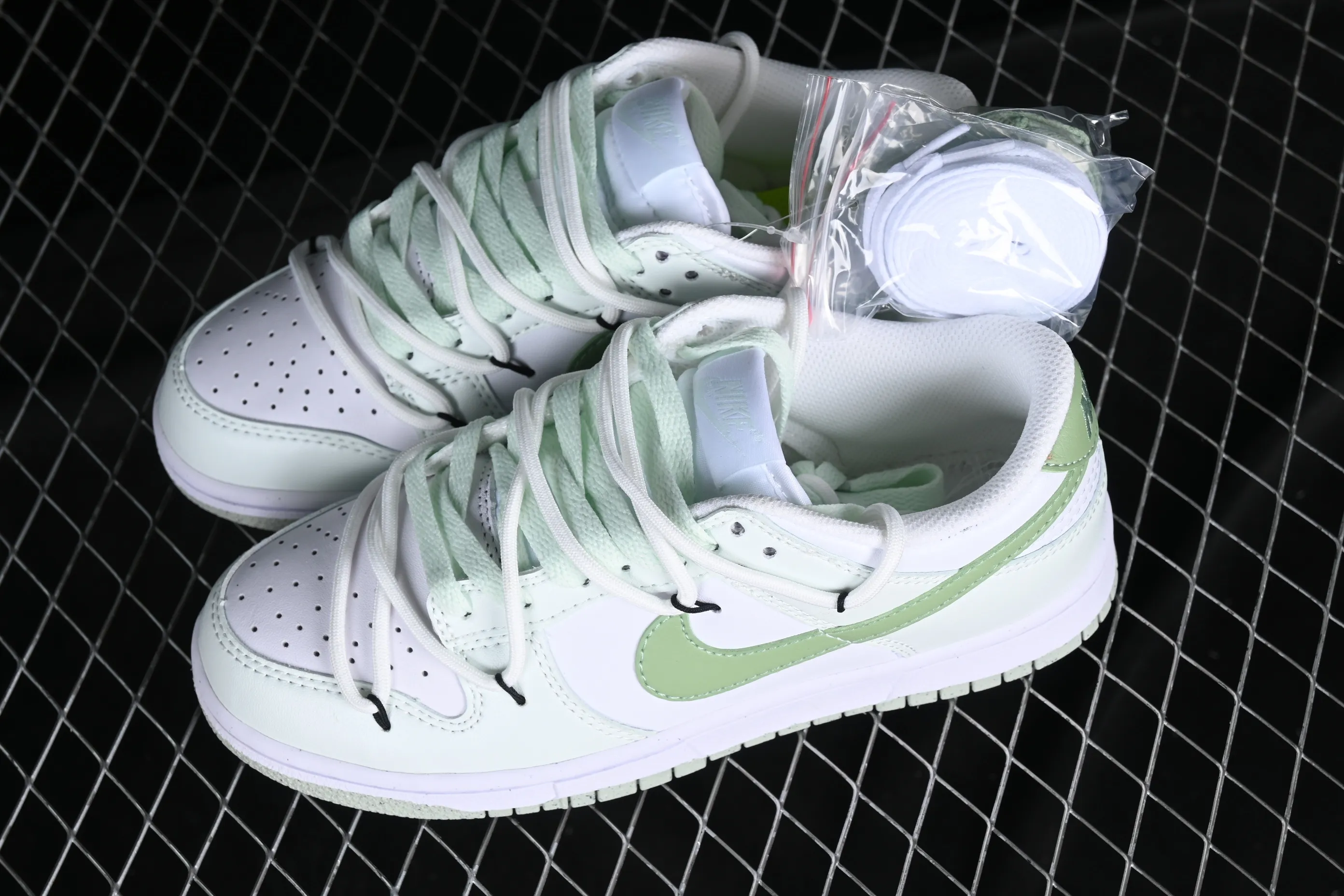 All categories Nk SB Dunk series Nk SB Dunk Low low-top sneakers J version Nk Dunk Low "White Mint" light green strap deconstruction SB smashed backboard fashion casual sneakers DN1431-102